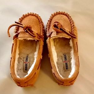 Unisex Toddler size 9 Minnetonka Slippers
